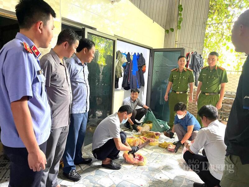 Lực lượng chức năng khám xét tại nhà Nguyễn Hữu Cường. Ảnh: Công an Hà Tĩnh