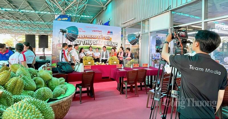 Phiên livestream bán hàng do Ban tổ chức phối hợp cùng Viettel Post thực hiện tại chương trình.