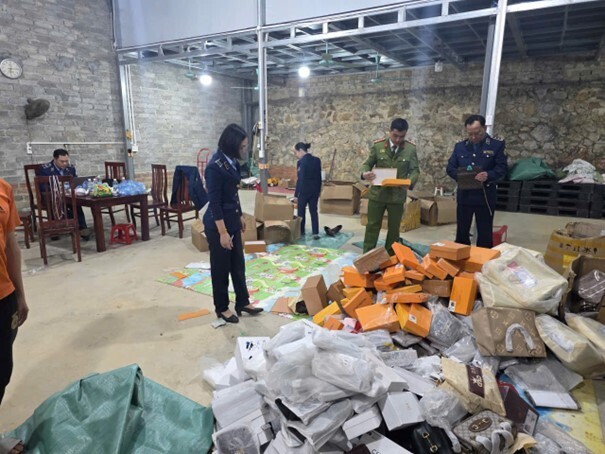 Lực lượng Quản lý thị trường tỉnh Thái Nguyên kiểm tra một cơ sở kinh doanh trên địa bàn tỉnh. Ảnh: Chi cục QLTT Thái Nguyên