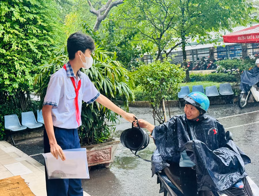 Phụ huynh động viên con mình tự tin làm bài thi Ngoại ngữ. nhan-xat-de-thi-mon-ngu-1-9764.jpg