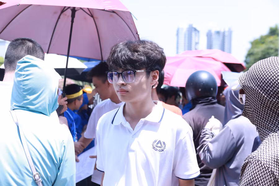 Thí sinh hoàn thành bài thi môn Toán chuyên Tin tại Trường THPT chuyên Nguyễn Huệ. hue.jpg