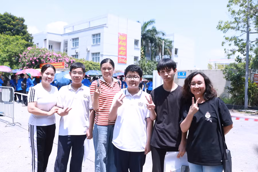 Các thí sinh luôn nhận được sự động viên tinh thần từ gia đình, cha mẹ trong suốt kỳ thi. hue-1.jpg