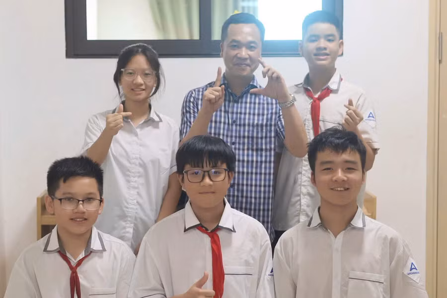 Thầy Nguyễn Thành Chương và các em học sinh. cuong-phat.jpg