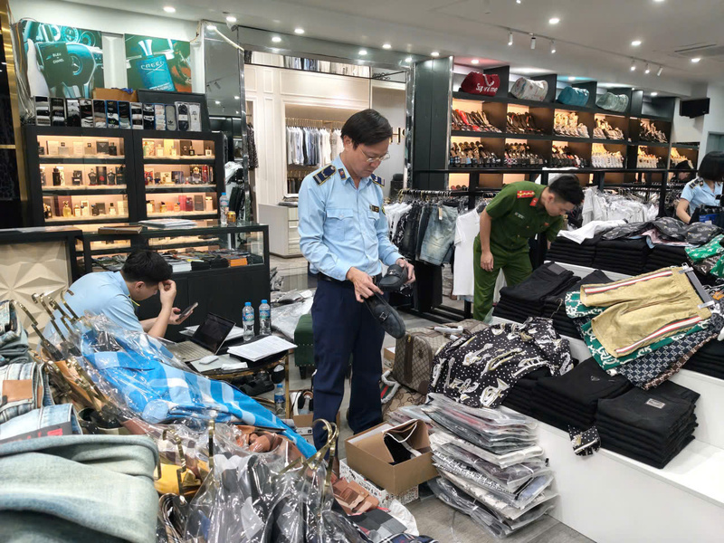 Các vi phạm được phát hiện tập trung chủ yếu ở các nhóm hàng có nhu cầu tiêu dùng lớn như thời trang, phụ kiện, mỹ phẩm, điện tử tiêu dùng. Ảnh: Lưu Quyên