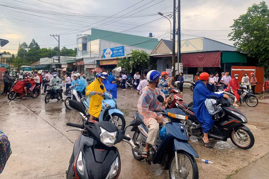 Phụ huynh đội mưa đưa đón, tiếp thêm động lực cho các thí sinh. ag-thi-ngu-van-0.jpg
