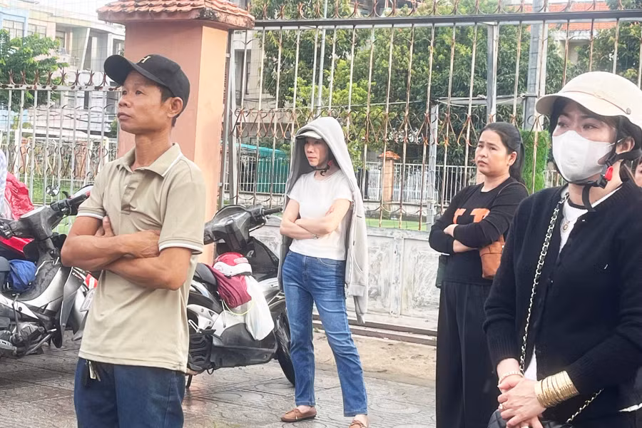 Dù trời đã hửng nắng, nhiều phụ huynh vẫn kiên nhẫn đứng chờ gần điểm thi. ag-thi-ngu-van-3705.jpg