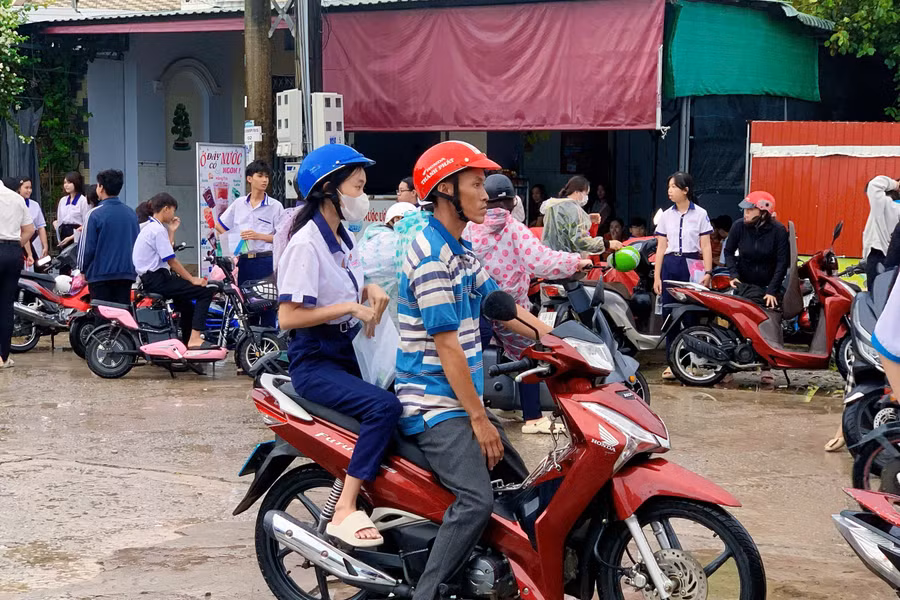Phụ huynh đưa đón con tại các điểm thi. ag-thi-ngu-van-2.jpg