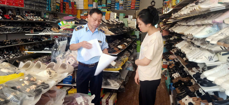 Lực lượng Quản lý thị trường Hưng Yên kiểm tra cơ sở kinh doanh trên địa bàn tỉnh. Ảnh: Chi cục QLTT Hưng Yên