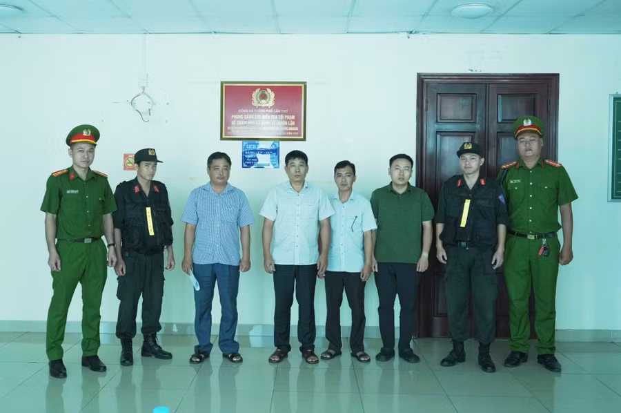Các bị can tại Cơ quan Công an. Ảnh: Công an Cần Thơ. ct-bat-tam-giam-1.jpg