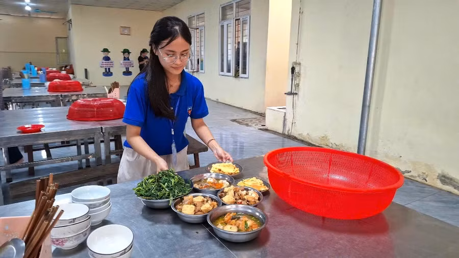 Thanh niên tình nguyện chia khẩu phần ăn cho thí sinh. 45626677a8b729e970a6.jpg
