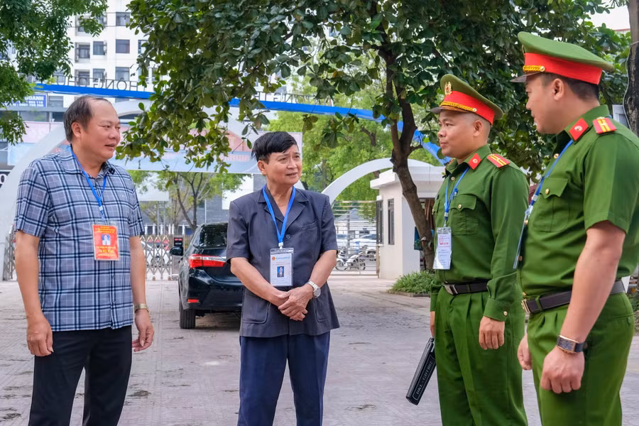 Ông Tạ Việt Hùng - Giám đốc Sở GD&ĐT Bắc Ninh (ngoài cùng bên trái) động viên lực lượng làm nhiệm vụ thi.