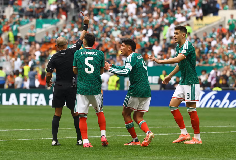 Các cầu thủ Mexico phản ứng sau khi hậu vệ Cesar Montes nhận thẻ đỏ trong thời gian bù giờ. Trận mở màn World Cup 2026 khép lại với 3 cầu thủ bị truất quyền thi đấu. mexico-6.jpg