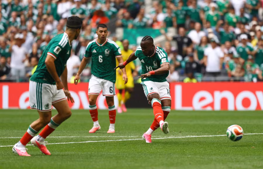 Tiền đạo Julian Quinones dứt điểm mở tỉ số cho Mexico ở phút 9, sau sai lầm của hàng thủ Nam Phi trong trận khai mạc World Cup 2026. mexico-1.jpg