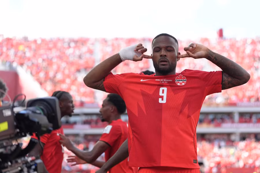 Tiền đạo Cyle Larin ăn mừng bàn thắng mang về điểm số lịch sử cho Canada tại World Cup 2026. canada-2.jpg