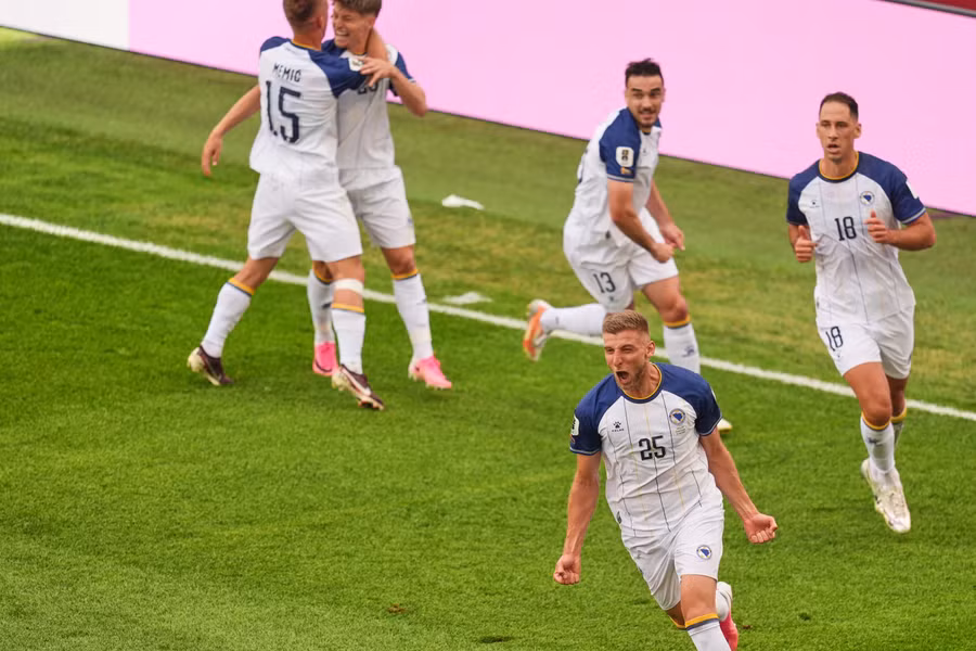 Tiền đạo Jovo Lukic (số 25) ăn mừng bàn mở tỉ số cho đội khách Bosnia-Herzegovina. T canada-1.jpg