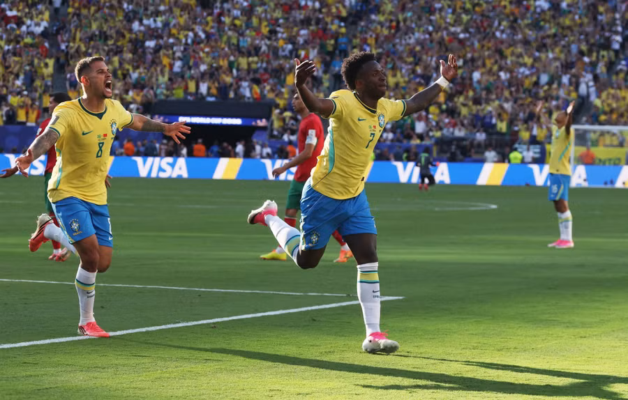 Vinicius ăn mừng bàn gỡ hoà 1-1 cho Brazil. brazli.jpg