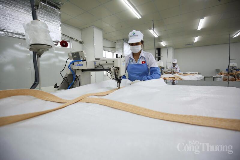Dự báo nửa cuối năm 2026 có nhiều biến động trên thị trường, ảnh hưởng tới các nhà sản xuất dệt may như Việt Nam. Ảnh: Nguyễn Nam