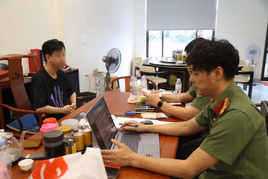 Lực lượng công an kiểm tra căn nhà tại phường Võ Cường (tỉnh Bắc Ninh). ca-do-bong-da-1.jpg