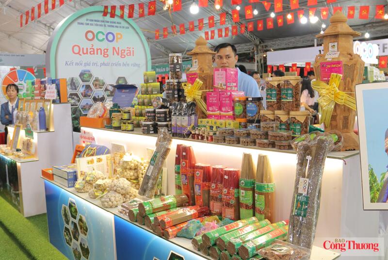 Thủ tục hành chính, chính sách thuế, kế toán và chi phí phát sinh vẫn khiến không ít hộ kinh doanh còn e ngại. Ảnh: Nguyễn Dương
