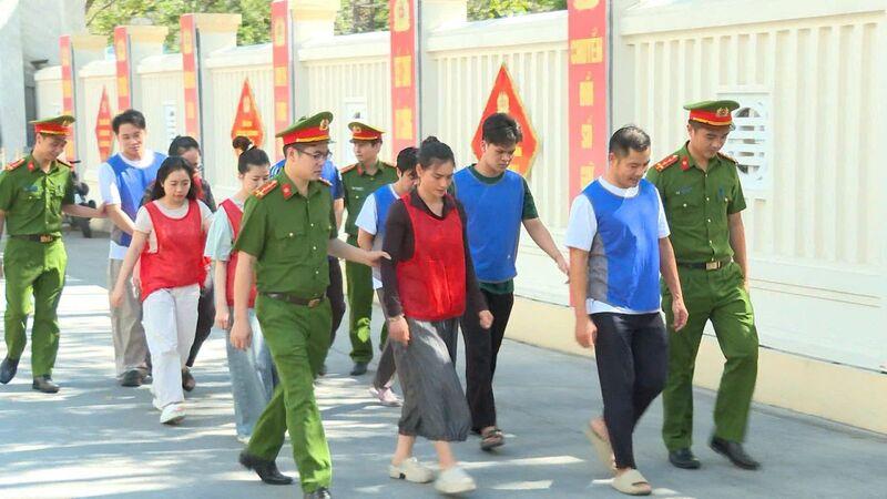 Các đối tượng trong đường dây buôn lậu kim cương xuyên quốc gia. Ảnh: Công an Thanh Hoá