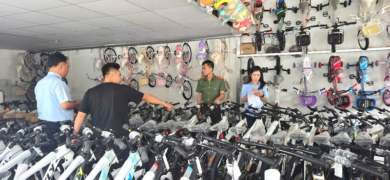 Lực lượng chức năng tỉnh Sơn La tăng cường kiểm tra, kiểm soát thị trường. Ảnh: Hoàng Anh