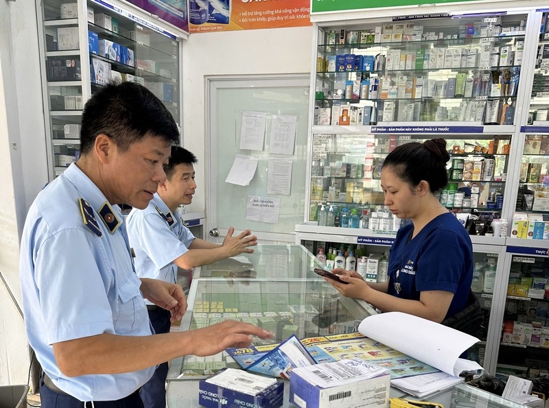 Lực lượng Quản lý thị trường Sơn La kiểm tra cơ sở kinh doanh thuốc chữa bệnh, thực phẩm chức năng, mỹ phẩm và vật tư y tế trên địa bàn tỉnh. Ảnh: Nguyễn Thảo