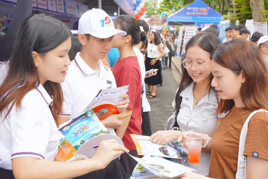 Thí sinh tìm hiểu thông tin tuyển sinh của Trường Đại học Tôn Đức Thắng tại