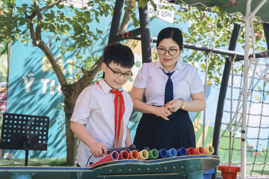 Hiệu trưởng Trường TH Ngô Quyền - Nguyễn Thị Thao trải nghiệm cùng học sinh tại Khu vườn âm nhạc. z8025877562625-e36131680d4494c1638c318153477c1b.jpg