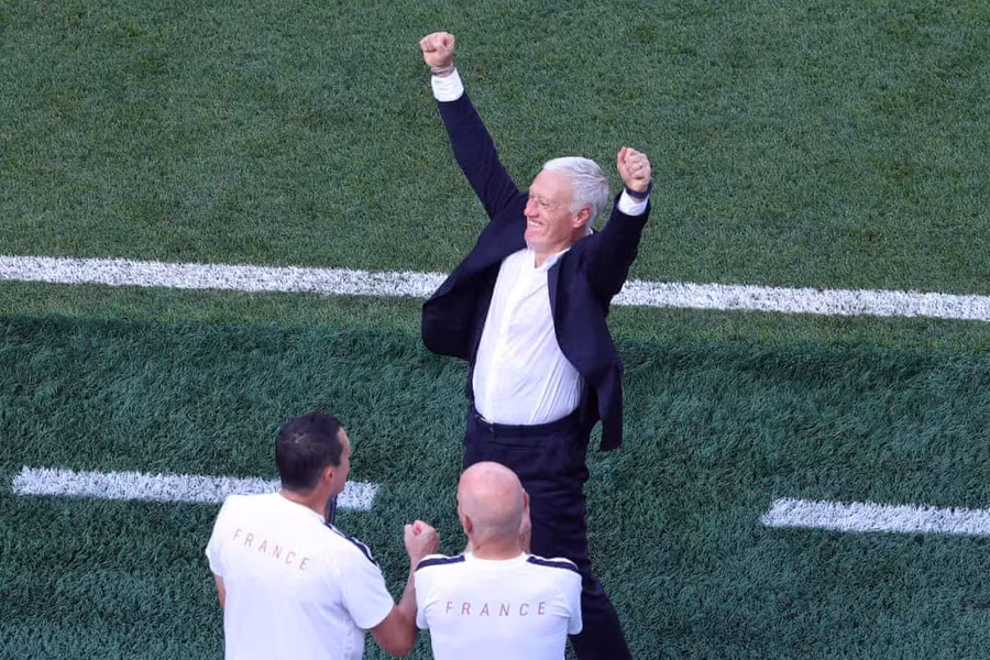 HLV Didier Deschamps tươi cười khi Pháp đánh bại Ma Rốc 2-0 để vào bán kết World Cup 2026. Ảnh: Getty. phap-ma-roc-3.jpg