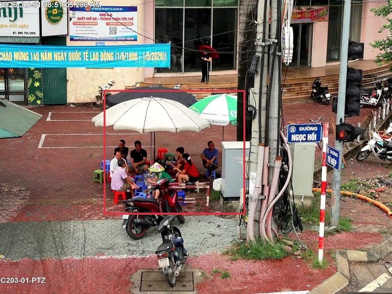 Sử dụng trái phép vỉa hè để bày bán hàng hóa tại trước cửa 267 Ngọc Hồi, xã Thanh Trì, TP. Hà Nội. Ảnh: Công an Hà Nội