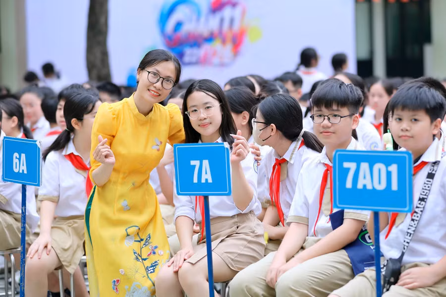 Cô trò Trường THCS Thái Thịnh, phường Đống Đa, Hà Nội. thai.jpg