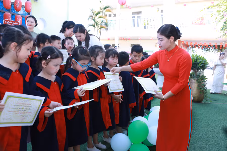 Cô trò Trường Mầm non An Khánh B, xã An Khánh, Hà Nội trong lễ bế giảng năm học 2025-2026. Ảnh: Đình Tuệ. m1.jpg
