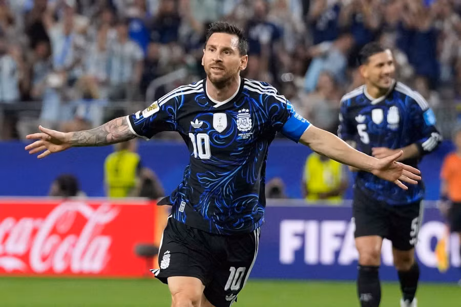 Áo đấu màu xanh được xem là 'thần may mắn' của tuyển Argentina tại World Cup. AP. messi.jpg