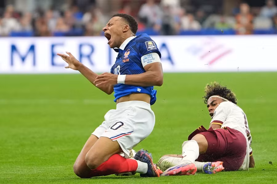 Lamine Yamal xoạc bóng trúng chân Kylian Mbappe ở phút 77 nhưng không phải nhận thẻ vàng. Ảnh: AP. mbappe-4.jpg