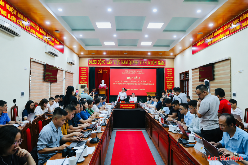 Quang cảnh buổi họp báo cung cấp thông tin liên quan đến vụ 146 điểm 10 môn Toán tại Tuyên Quang chiều ngày 9/7.