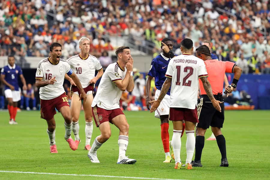 Tiền vệ Fabian Ruiz cùng các cầu thủ Tây Ban Nha phản ứng sau khi trọng tài Ivan Barton ban đầu cho Pháp hưởng quả đá phạt sát vòng cấm. Ảnh: Getty trong-tai-1.jpg