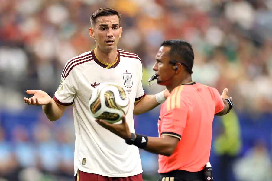 Fabian Ruiz phân trần mình không phạm lỗi, trước khi trọng tài Ivan Barton đổi quyết định và cho Tây Ban Nha hưởng quả đá phạt. Ảnh: Getty. trong-tai-2.jpg
