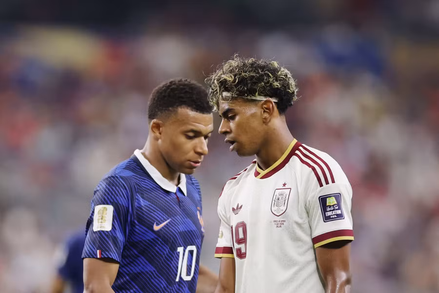 Tiền đạo Kylian Mbappe lặng lẽ đứng cạnh Lamine Yamal sau khi Pháp thua Tây Ban Nha 0-2 ở bán kết World Cup 2026. Ảnh: Getty. mbappe-1.jpg