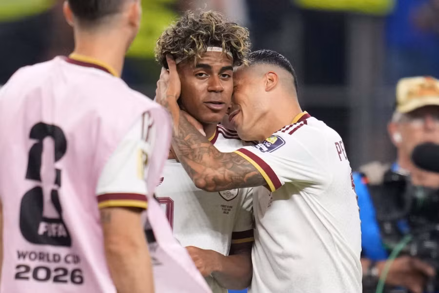 Hậu vệ Pedro Porro ôm chầm lấy Lamine Yamal sau khi Tây Ban Nha đánh bại Pháp 2-0, giành vé vào chung kết World Cup 2026. Ảnh: AP. mbappe-2.jpg