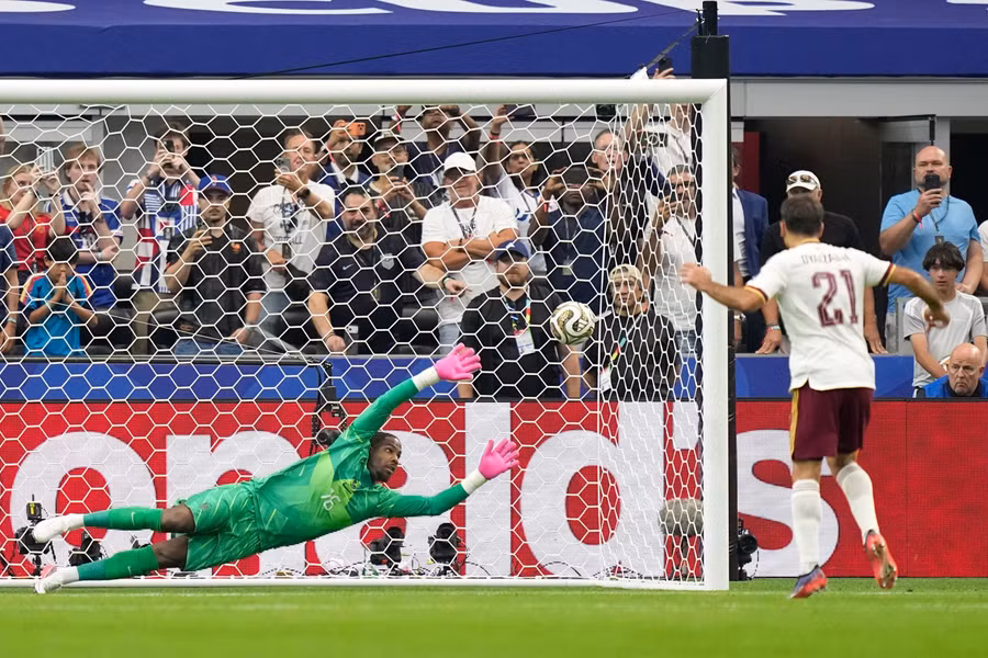 Tiền đạo Mikel Oyarzabal sút phạt đền mở tỷ số, tạo bước ngoặt giúp Tây Ban Nha đánh bại Pháp ở bán kết World Cup 2026. Ảnh: AP. tbn-phap-1.jpg