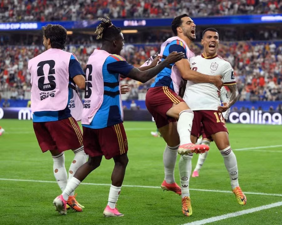...rồi ăn mừng cuồng nhiệt khi Tây Ban Nha trở lại chung kết World Cup sau 16 năm. Ảnh: AP. tbn-phap-5.jpg
