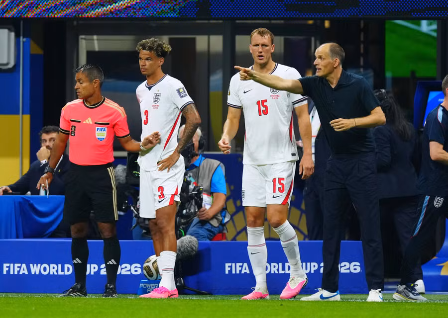 HLV Thomas Tuchel bị chỉ trích vì liên tiếp tung các hậu vệ vào sân khi tuyển Anh đang dẫn Argentina 1-0. Ảnh: Shutterstock Editorial. chi-trich-2.jpg