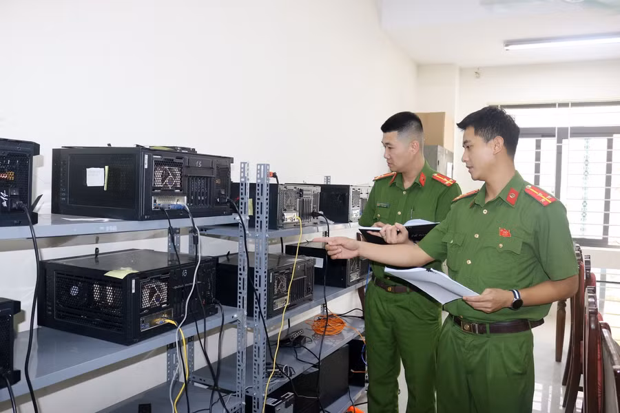 Cơ quan công an thu giữ nhiều tài liệu, thiết bị liên quan. tien-ao-1.jpg