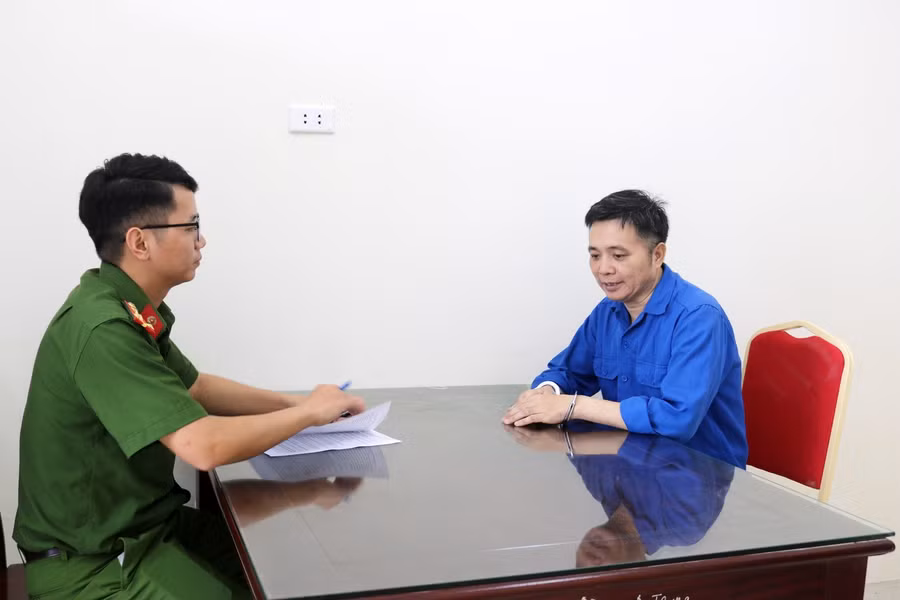 Bị can Nguyễn Văn Thương tại cơ quan công an. tien-ao-4.jpg