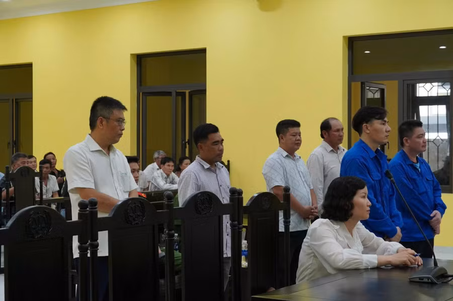 Các bị cáo đứng tại phiên tòa. 748533722-1023315686768506-1846578819272711131-n.jpg