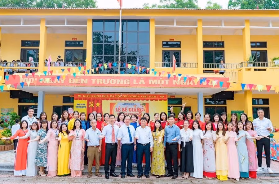 Tập thể cán bộ, giáo viên, nhân viên Trường Tiểu học Nguyệt Đức. 1anh-tap-the-gv-nha-truong.jpg