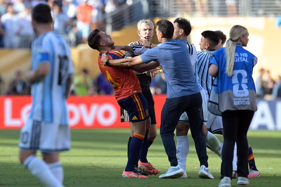 HLV Lionel Scaloni tham gia can thiệp trong vụ hỗn chiến sau tiếng còi mãn cuộc. Ảnh: AFP. 2.jpg