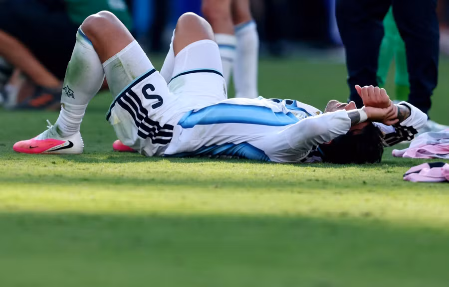 Trọng tài Slavko Vincic rút thẻ đỏ với tiền vệ Leandro Paredes. Ảnh: Reuters. 5.jpg