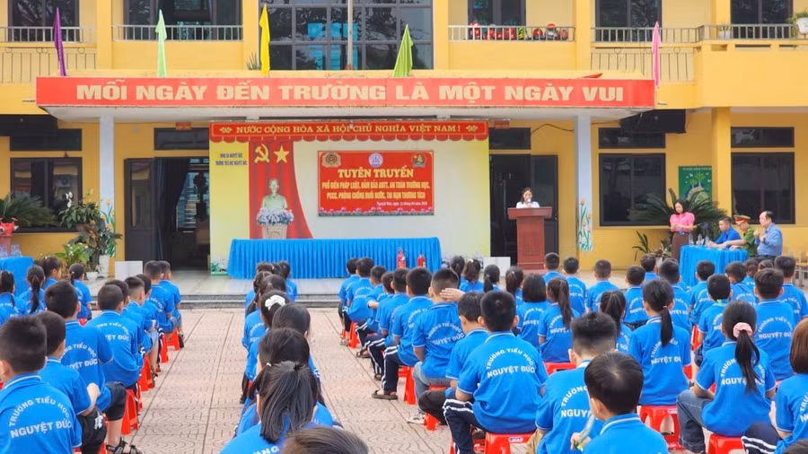 Trường Tiểu học Nguyệt Đức tăng cường các hoạt động ngoại khóa, trải nghiệm cho học sinh. 4-anh-ky-nang-phong-chong-tai-nan-thuong-tich-va-duoi-nuoc-cho-hoc-sinh-1.jpg