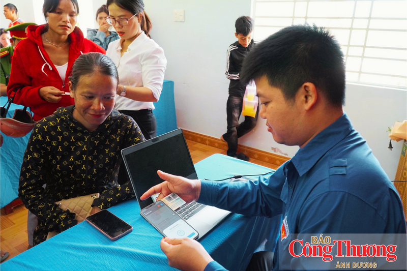 Các đoàn viên thanh niên cũng tham gia để hỗ trợ bà con làm hồ sơ